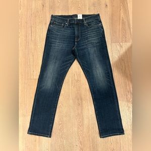 NWT Lucky Brand men’s dark wash denim. No rips. Never worn, new with tags.
